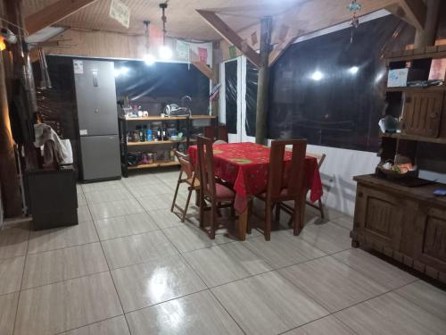 a kitchen with a table and chairs and a refrigerator at Acogedora y amplia Casa in Puchuncaví