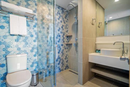 une salle de bain avec toilettes, douche et lavabo dans l'établissement Laguna Lakeside Residences by Banyan Living, à Laguna Phuket