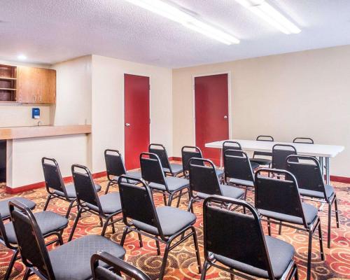 TV o dispositivi per l'intrattenimento presso Quality Inn & Suites Kansas City I-435N Near Sports Complex