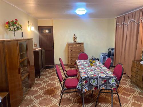 a dining room with a table and chairs in a room at Cabaña Elisabeth in La Máquina