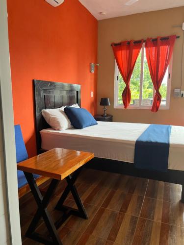 Una cama o camas en una habitación de Morenos Hotel