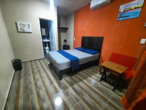 Una cama o camas en una habitación de Morenos Hotel