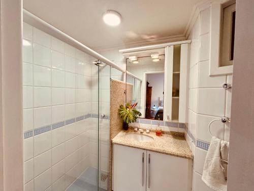 a bathroom with a shower and a sink and a mirror at Casa Ideal para Férias em Florianópolis in Florianópolis