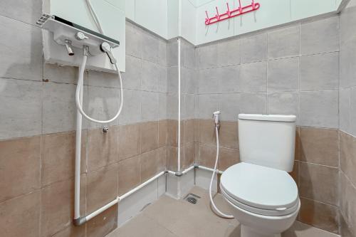 Ένα μπάνιο στο Urbanview Hotel Maharani Garut