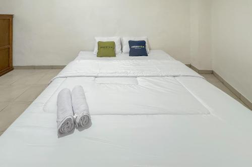 Ένα ή περισσότερα κρεβάτια σε δωμάτιο στο Urbanview Hotel Maharani Garut