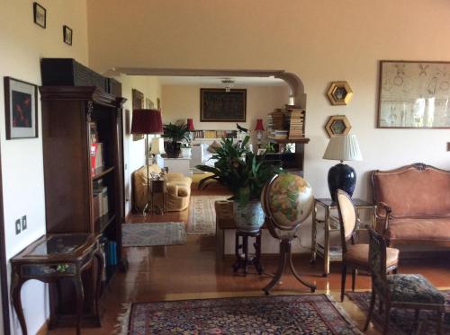 a living room with a couch and a table at Villa Nanda a 15 minuti da Roma piscina esclusiva , villa nella natura in Formello