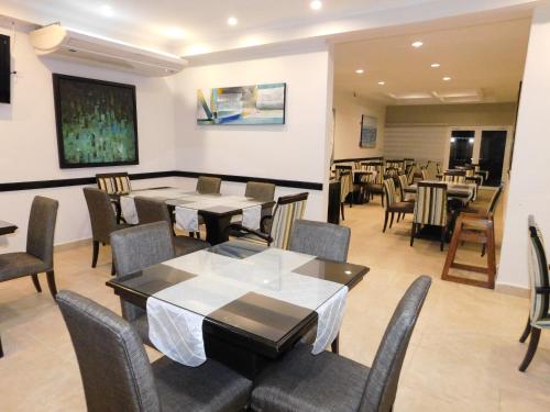 un restaurante con mesas y sillas en una habitación en Hotel Gran Vía Panama, en David