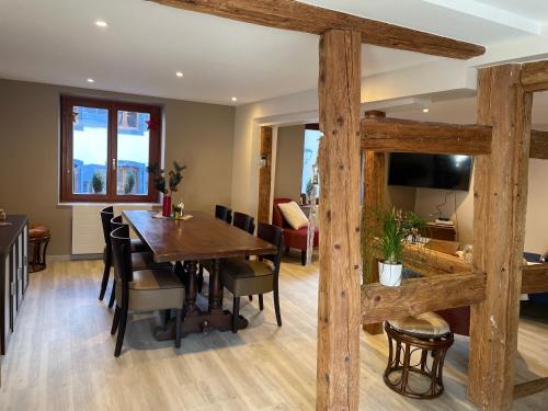 une salle à manger et un salon avec une table et des chaises dans l'établissement Maison de charme - 7 personnes - centre ville, à Obernai