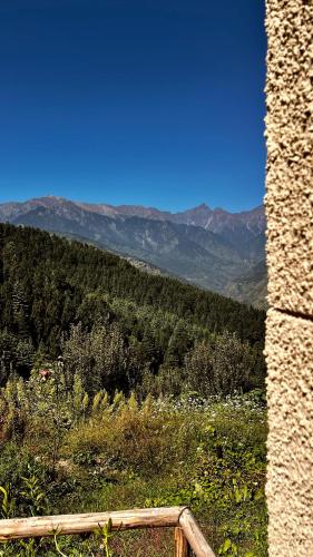 Ein allgemeiner Bergblick oder ein Berglick von des Privatzimmers aus