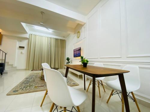 Khu vực ghế ngồi tại Alyn Home Kluang VI Netflix Coway