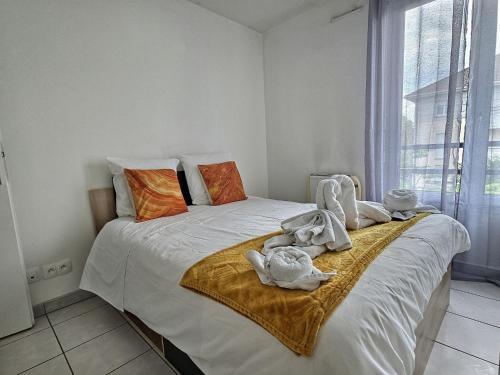 une chambre avec un lit avec des serviettes dessus dans l'établissement Très bel appartement entre Paris et Disneyland, à Lognes