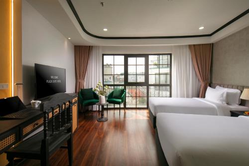 Una cama o camas en una habitación de Hanoi Plaza Suite Hotel & Spa