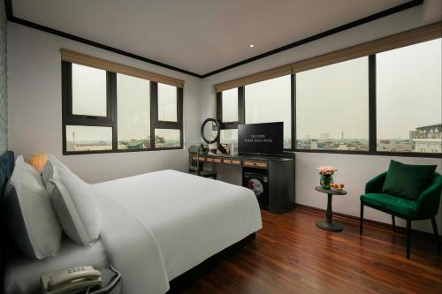 Una cama o camas en una habitación de Hanoi Plaza Suite Hotel & Spa