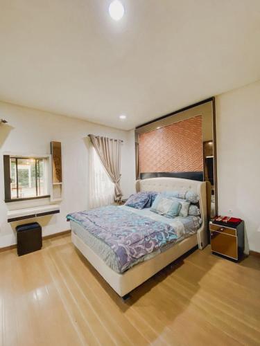 a bedroom with a large bed and a window at Veladiena - Vimala Hills in Gadok 1