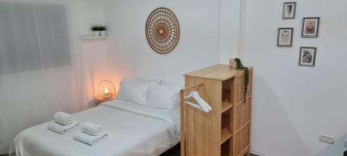 a small bedroom with a bed with towels on it at Desert Shine in Qiryat Gat