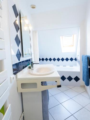 une salle de bain blanche avec un lavabo et un miroir dans l'établissement Maison en Pays d'Othe, à Les Sièges