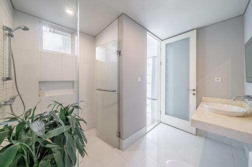 ein Badezimmer mit Dusche, Waschbecken und Toilette in der Unterkunft The View Villa 10 - 2br Cozy Loft in Uluwatu in Uluwatu