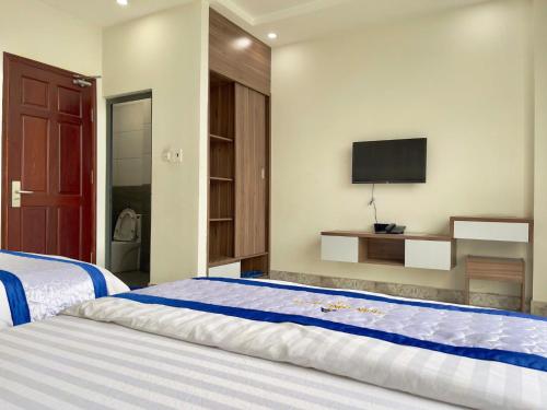 Postel nebo postele na pokoji v ubytování Khách Sạn Trần Long