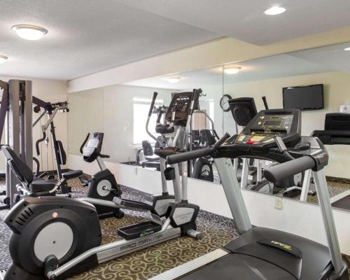 a gym with several treadmills and exercise bikes at MainStay Suites Knoxville North I-75 in Knoxville