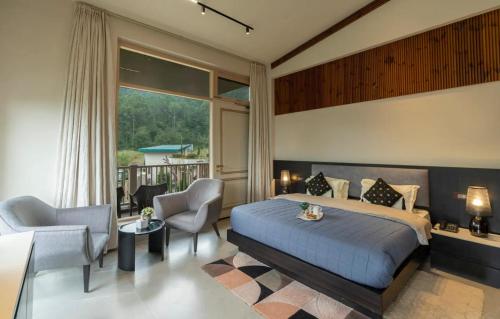 Un dormitorio con una cama y sillas y un balcón. en Home Zoned Luxe Modern Villa With Jacuzzi near Kasauli, en Solan