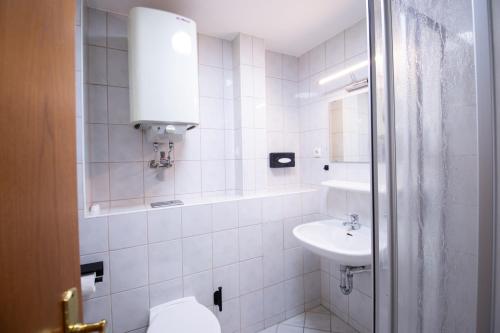 Bilik mandi di Hotel Lengenfelder Hof