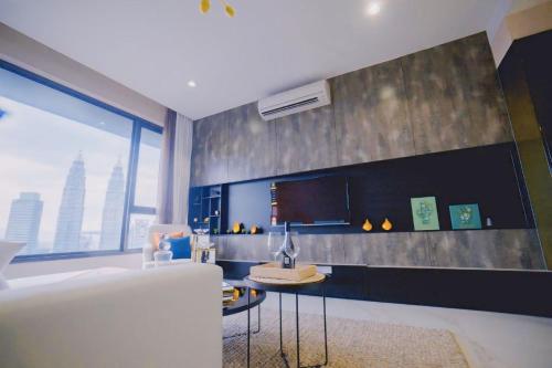un salon avec un canapé et une télévision dans l'établissement 8 Kia Peng Suites KLCC by Luna, à Kuala Lumpur