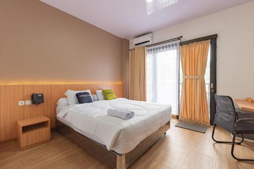 Postel nebo postele na pokoji v ubytování Urbanview Hotel Inkoppabri Cisarua Puncak