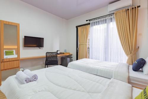 Postel nebo postele na pokoji v ubytování Urbanview Hotel Inkoppabri Cisarua Puncak
