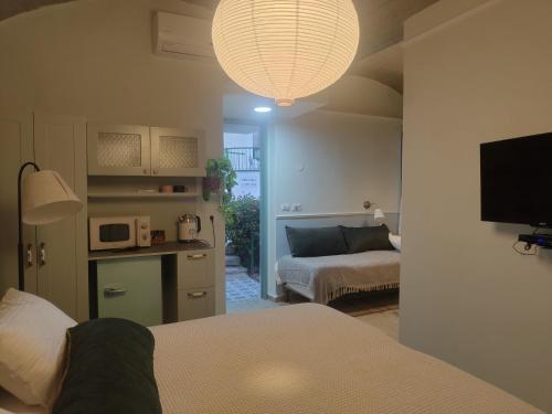 Ein Bett oder Betten in einem Zimmer der Unterkunft Neve Shalom Hotel
