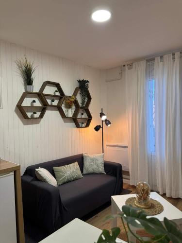 un salon avec un canapé et une table dans l'établissement Studio centre ville Séte, à Sète