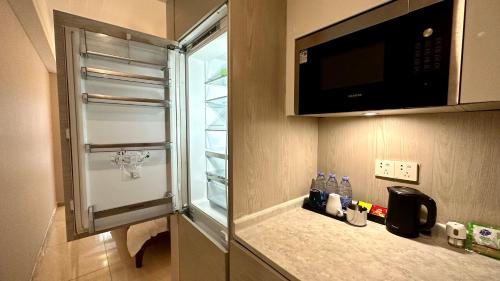 廈門市にあるXiamen Binbei Silver Lake Apartmentのキッチン(空の冷蔵庫、電子レンジ付)