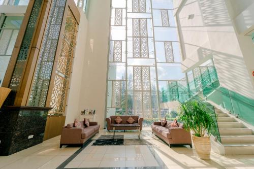 eine Lobby mit zwei Sofas und einem großen Fenster in der Unterkunft Adya Hotel Langkawi in Kuah