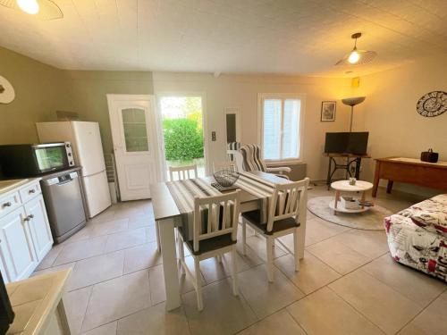Gîte charmant à Montbazon avec terrasse, jardin et parking - FR-1-381-599