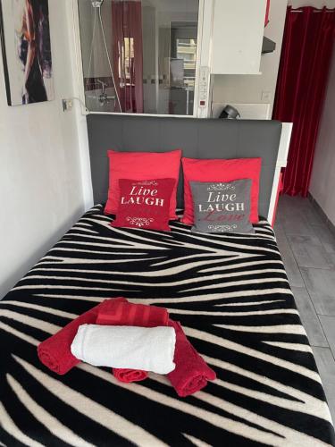 Naturist Paradise in « Swinging Cap »