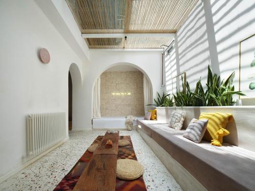 a living room with a long couch and a table at YiXi Designer Hotel - Xi'an Bell Tower & Ming City Wall & T'ang Dynasty Ever-Bright City in Xi'an