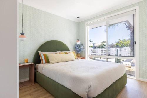 Una cama o camas en una habitación de Yo Caba Caba - Beach House with a Colourful Twist!