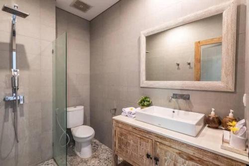 塞米亚克NEW Villa Indah Seminyak 3BR Private Pool的带水槽、马桶和镜子的浴室