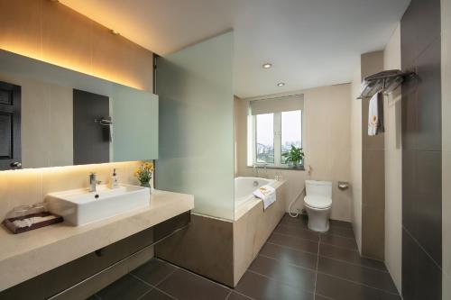 Koupelna v ubytování Anise Hotel & Spa Hanoi
