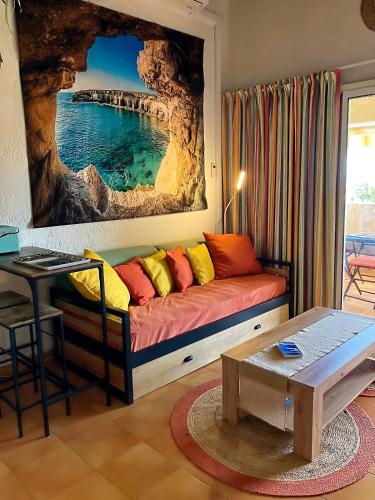 un salon avec un canapé et un tableau au mur dans l'établissement COCON AUX SENTEURS de CORSE et VUE EXCEPTIONNELLE, à Linguizzetta