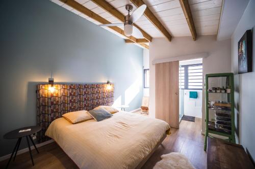 Les AvironsにあるKaz Sa-Sa - 4 chambres - 4 salles de bain - piscine - vue merの木製のヘッドボードが付いた大きなベッドのある寝室