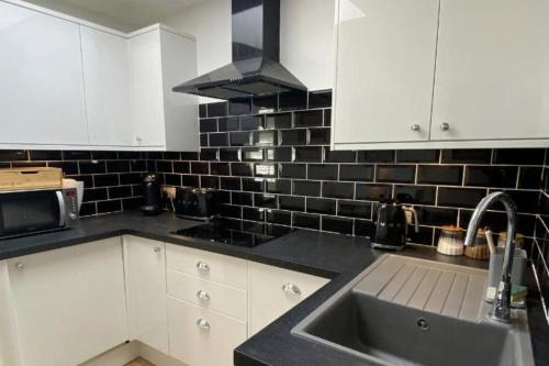 Η κουζίνα ή μικρή κουζίνα στο 1Br-Balcony-PetFriendly-Garden-Free Parking