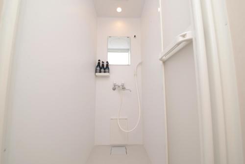 Bilik mandi di NYHotel 1 新宿2階建て4室1バスルーム1シャワー2トイレ