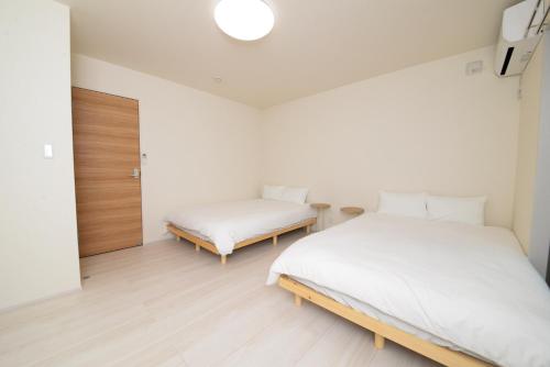 NYHotel 1 新宿2階建て4室1バスルーム1シャワー2トイレ