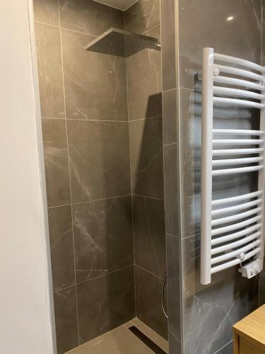 une salle de bain avec une douche avec une porte vitrée dans l'établissement Escapade scandinave aux Menuires, aux Menuires