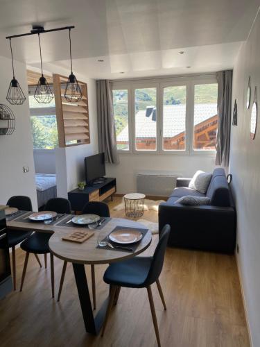 un salon avec un canapé et une table dans l'établissement Escapade scandinave aux Menuires, aux Menuires