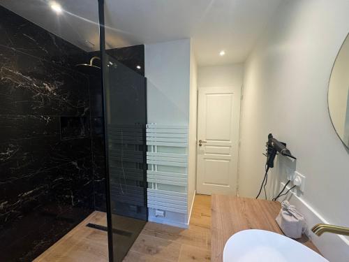 a bathroom with a toilet and a glass shower at Appartements confortables avec vue montagne Alpes Française - Queyras - Villa Belle Fleur in Château-Ville-Vieille