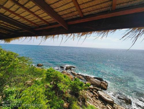 a view of the ocean from under a hut at Tao Thong Villa 2 in Ko Tao