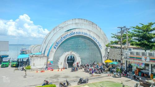 a building with a crowd of people in front of it at Samed Port View in Ko Samed