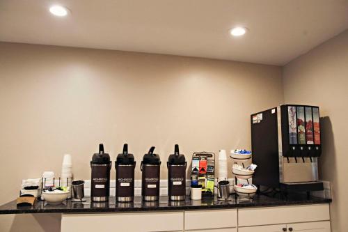 una barra con botellas de vino y una nevera en Country Inn & Suites by Radisson, Frackville (Pottsville), PA, en Mount Pleasant