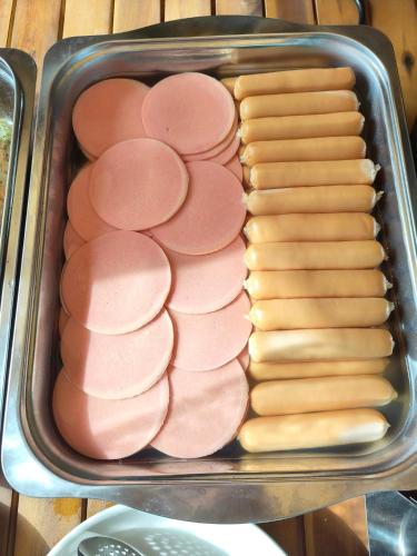 een dienblad met hotdogs en andere etenswaren bij Nakorn resort & cafe in Ban Wang Malako